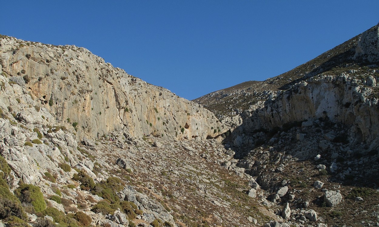 La baume de Monastery (Kalymnos) et la face SW (soleil), équipée.