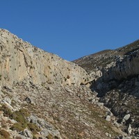 La baume de Monastery (Kalymnos) et la face SW (soleil), équipée.