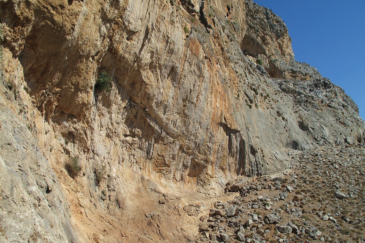 La "grotte" de Arhi (Kalymnos) et les dalles de D