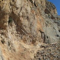 La "grotte" de Arhi (Kalymnos) et les dalles de D