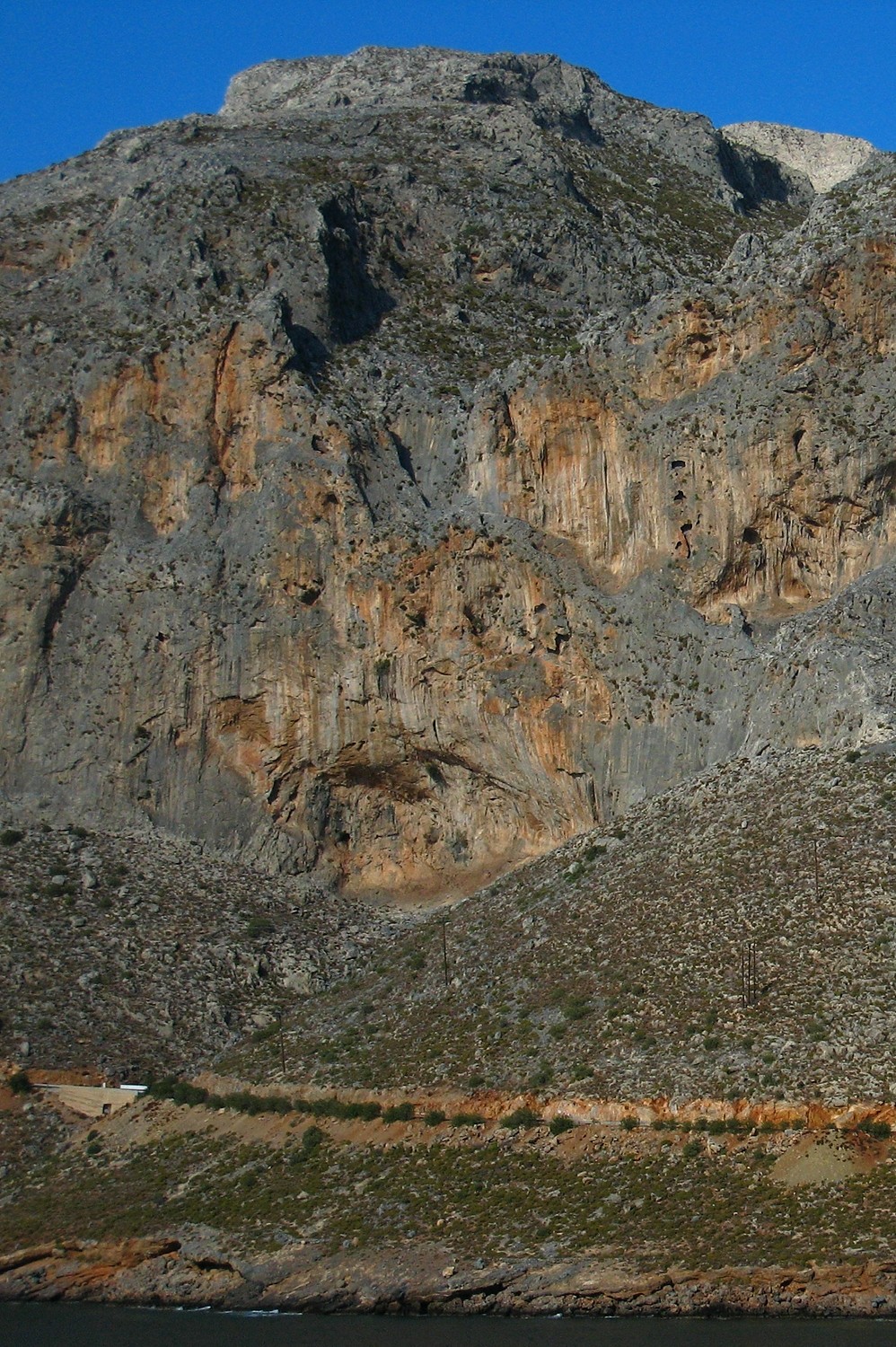 Secteur Arhi (Kalymnos) avec au centre la "grotte" et à D au-dessus des dalles le secteur Helvetia