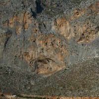 Secteur Arhi (Kalymnos) avec au centre la "grotte" et à D au-dessus des dalles le secteur Helvetia
