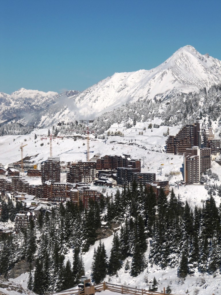 Avoriaz, ses sapins, ses immeubles et ses grues sur fond de Mont de Grange