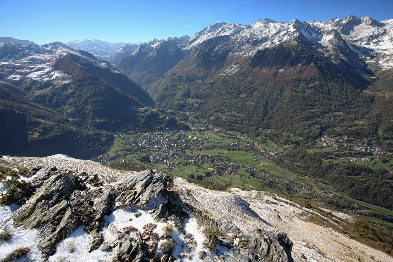 Vallée de Luz Saint-Sauveur - de G à D : Bergons, massif de Gavarnie, Bastampe, massif d'Ardiden