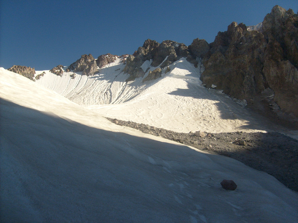 Des traces de skis à droite de la crête coupée par la rimaye. A sa gauche nombreuse traces d'ascensions