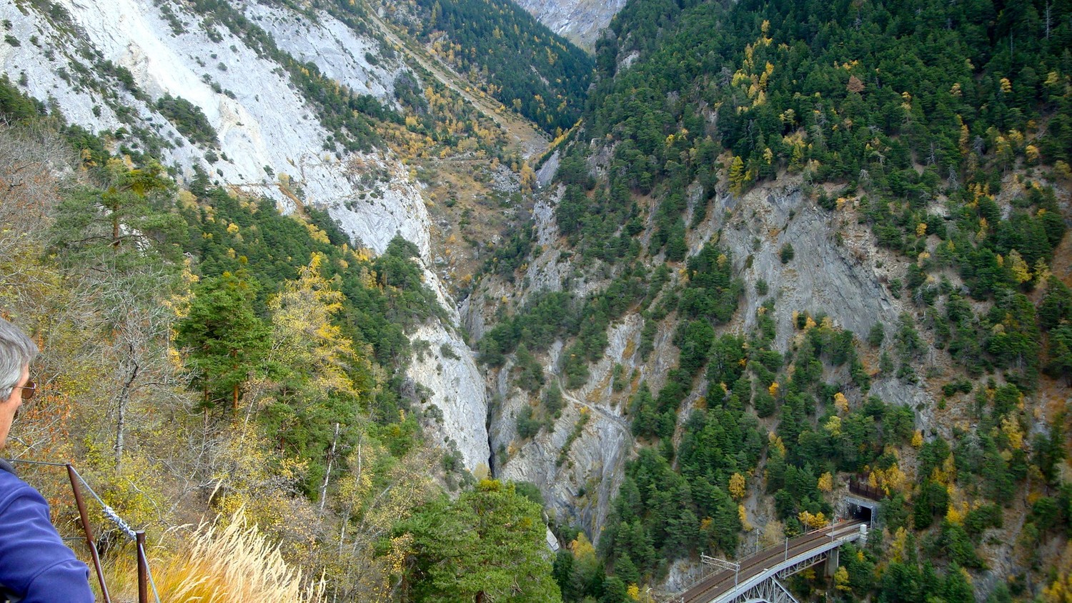 Bietschtal: à gauche le bisse