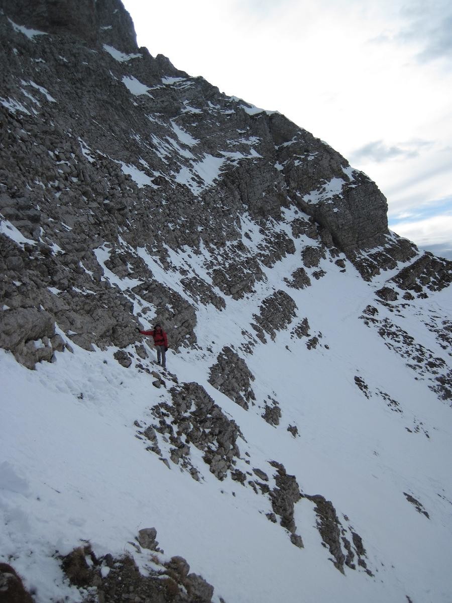 la traversée de la cravate contre les rochers