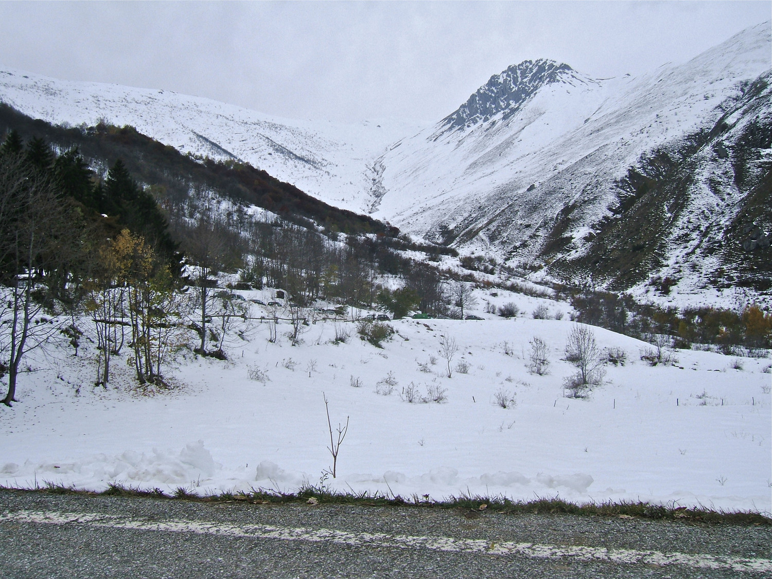 Vue sur le Parking et la montée au Pianard.
