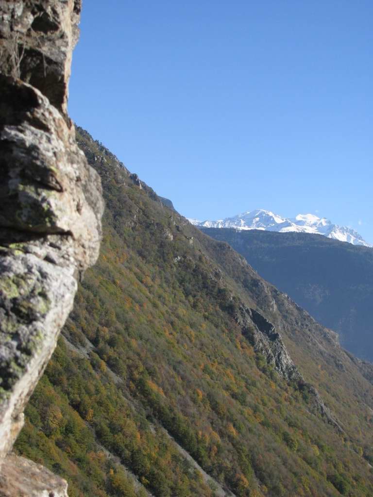 ciel bien dégagé, au loin le Gd-Combin