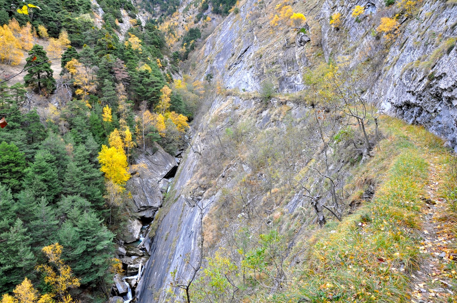 Niwa Bietschtal: tracé du bisse à droite