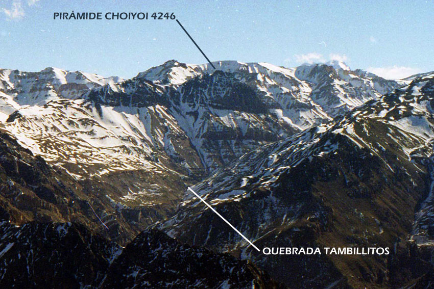 Pirámide Choiyoi visto desde Pico Vultur, agosto 2003