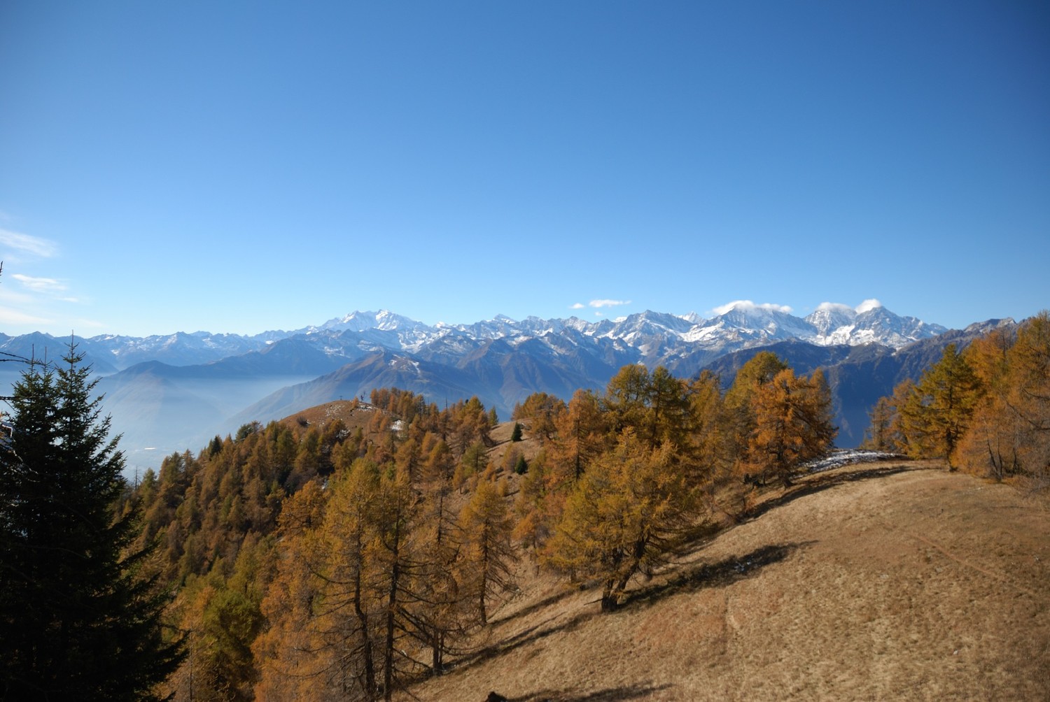 Cretes de la Sella au Loccia di Peve (Ossola), au fond les Alpes Valaisannes et le Mont Rose