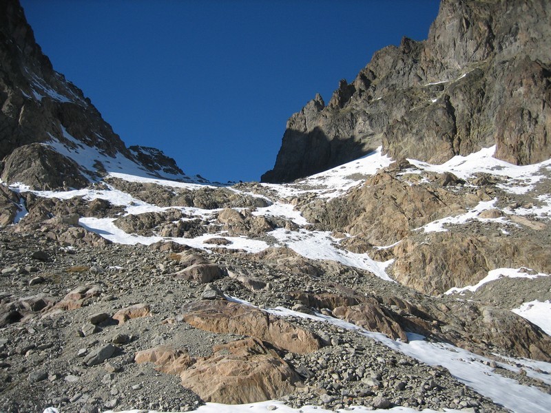 Quelques passages sans neige peu avant le Col