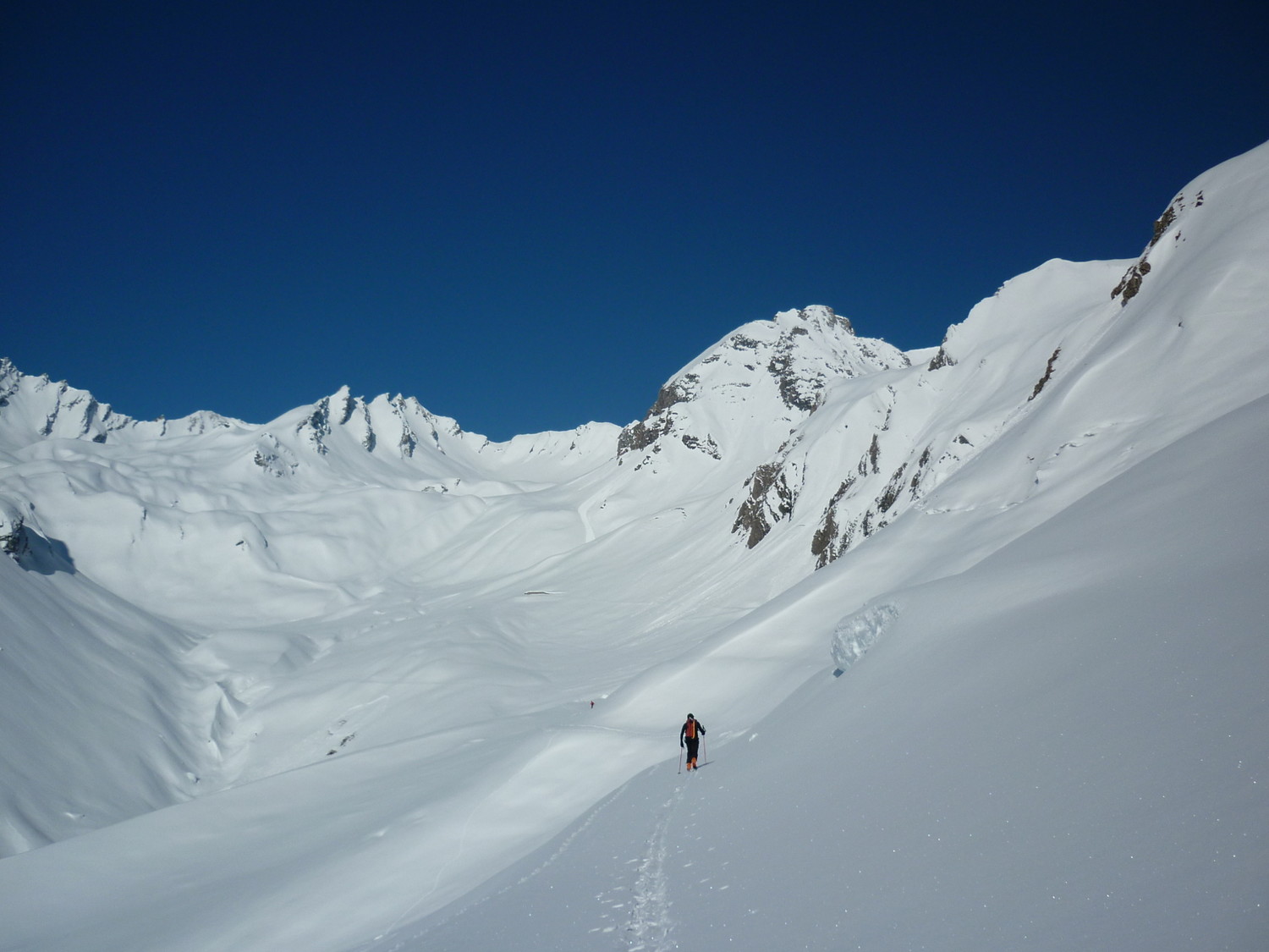 A gauche, le Mt Tapie ; à droite, l'aiguille de Belle Combe