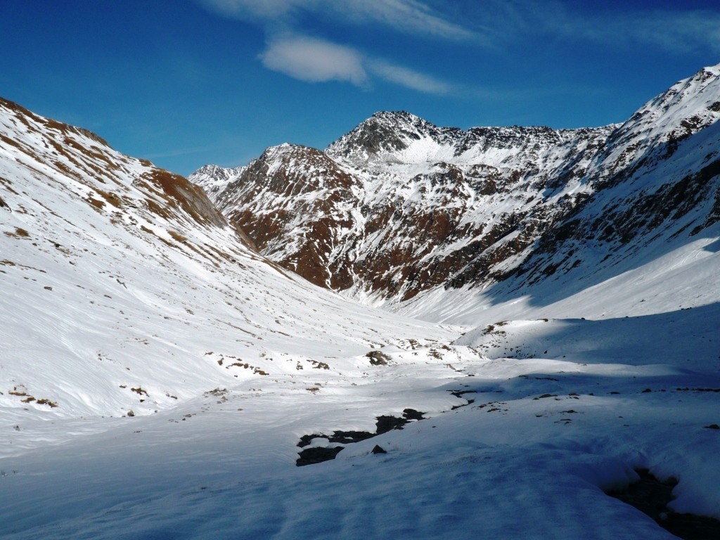En remontant le vallon, au fond les Mts Telliers
