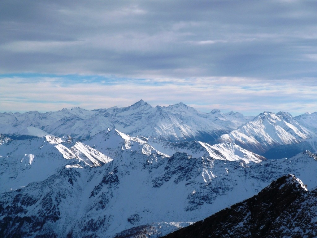 Pas mal de neige côté italien. Au fond, la Grivola et le Grand Paradis