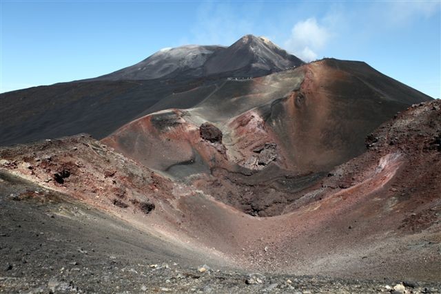 Un cratère secondaire, le cratère des touristes (de 2002) et le sommet de l'Etna