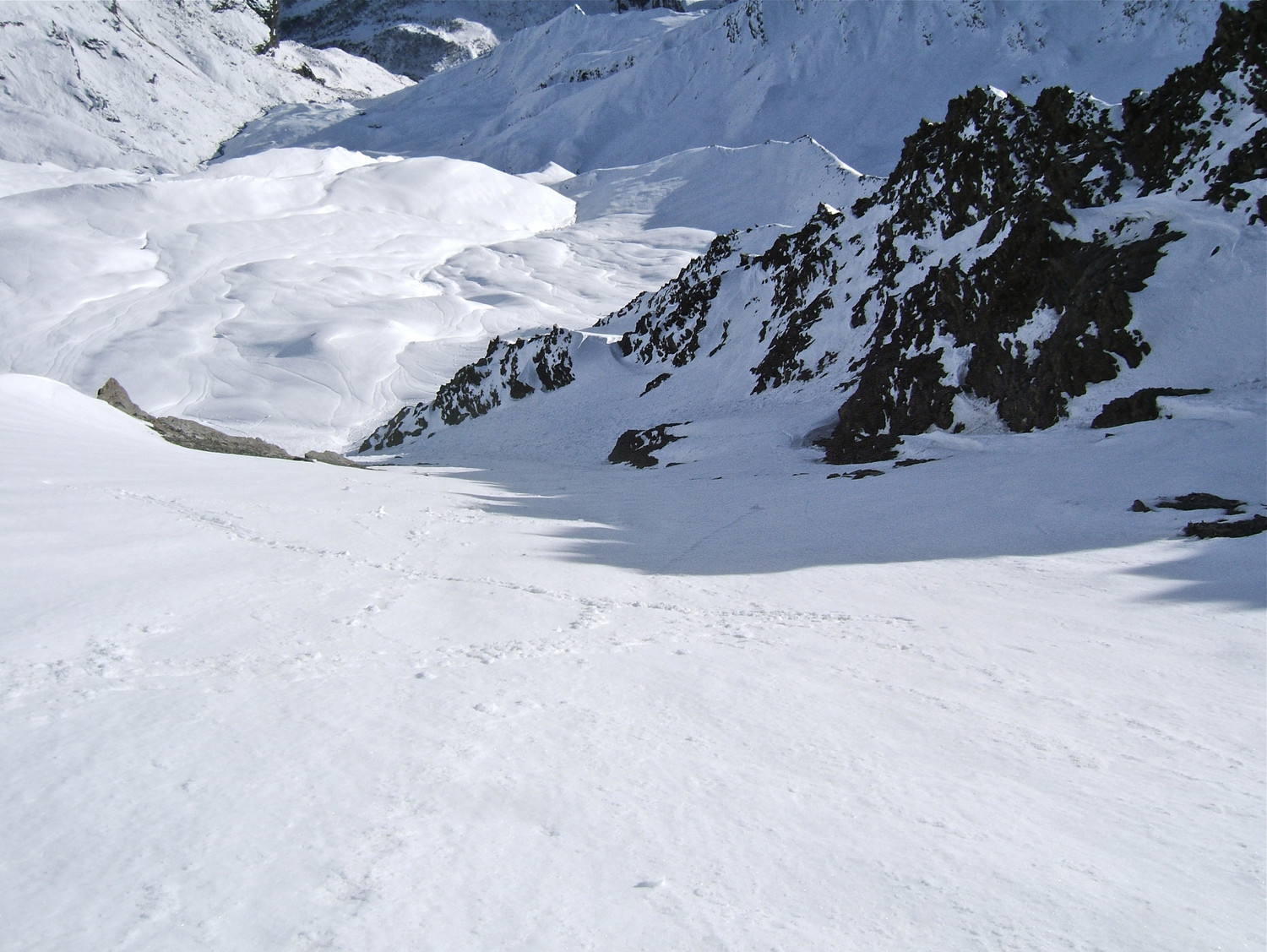 L'autre moitié sera en neige dure vue l'ombre qui gagne et la brise se rafraîchissant.