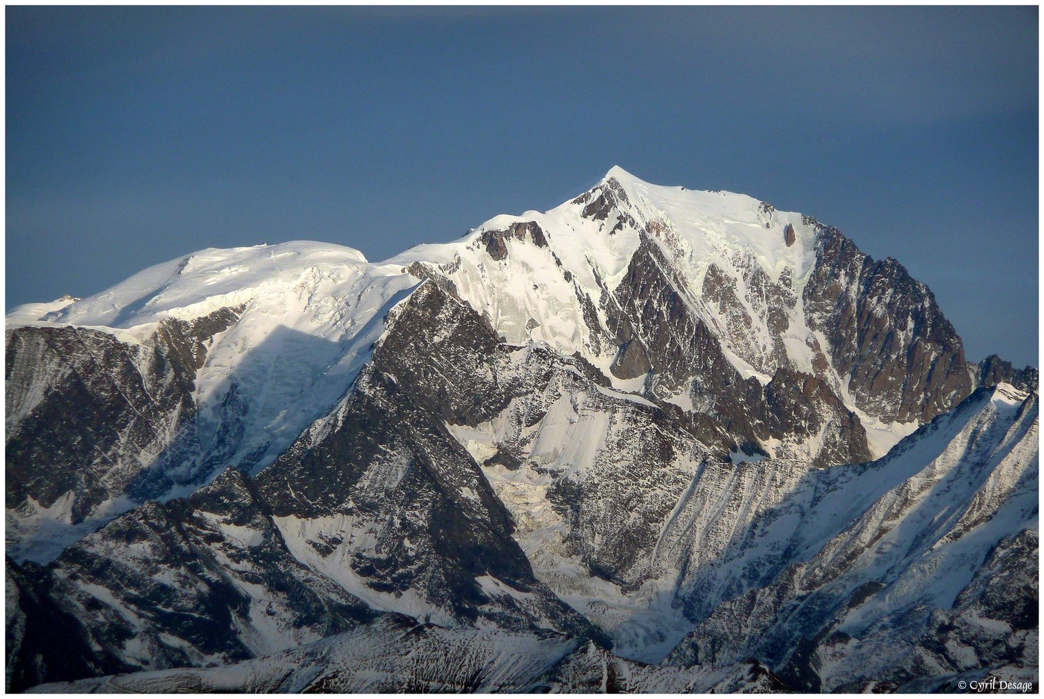 Les derniers rayons du soleil sur le Mt Blanc, l'ombre de l'Aiguille de Bionassay se projette sur la face ouest du Dôme du Goûter.