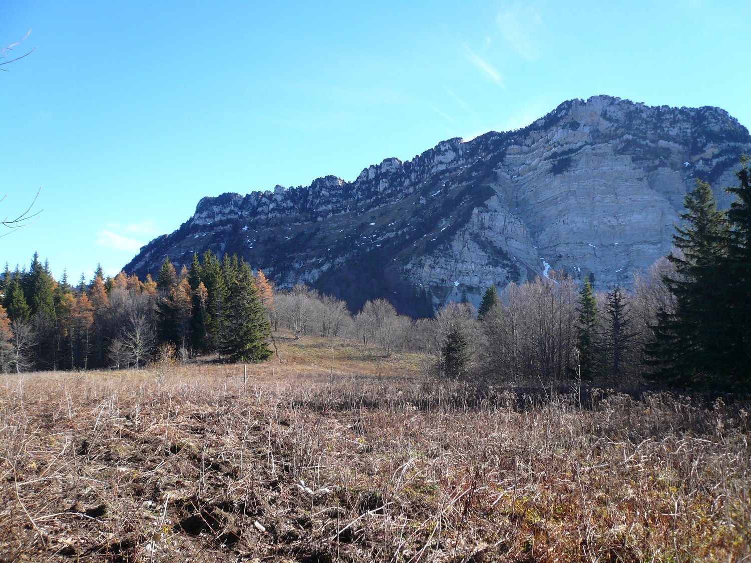 Vue de Charminelle sur les Rochers de Lorzier: la cheminée est au centre.