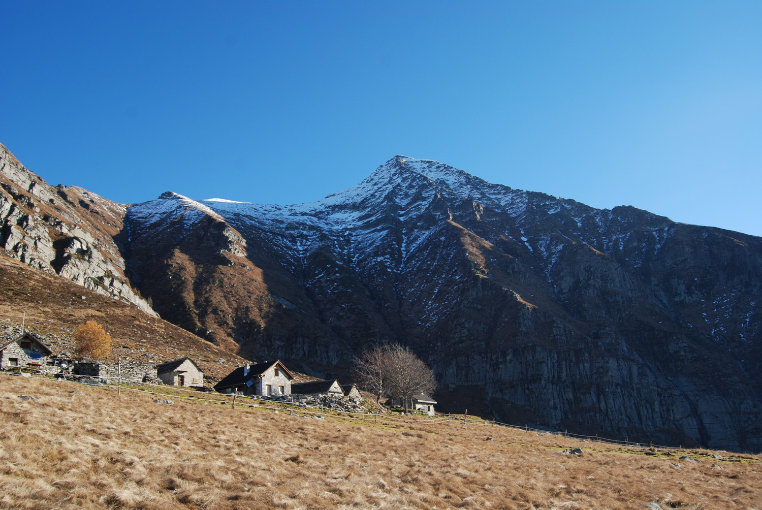 Il Pizzo di Vogorno 2442 m dall'alpe Bardughè 1640 m.