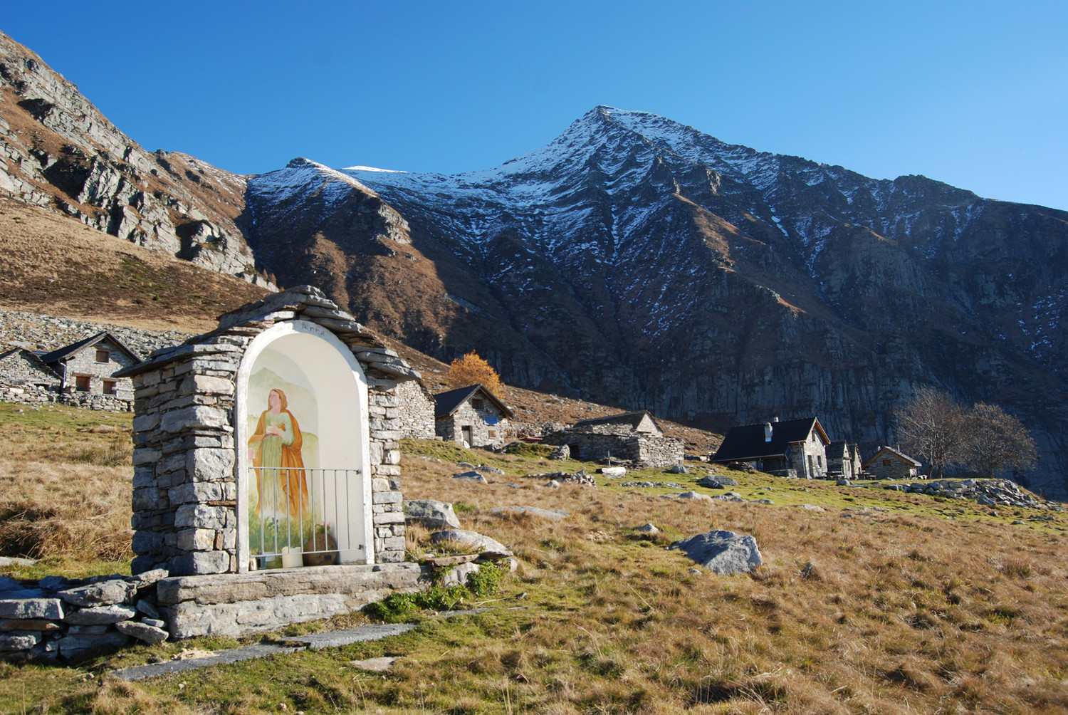 La capelletta all'alpe Bardughè 1640 m.