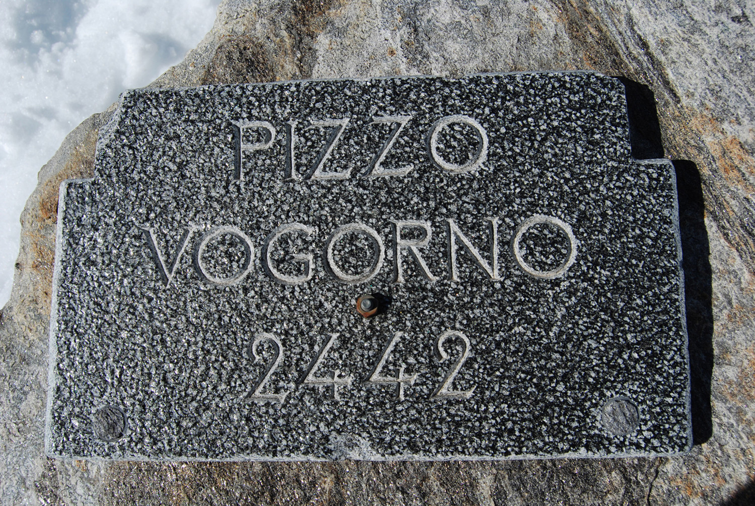 La targa in pietra sulla cima del Pizzo di Vogorno.