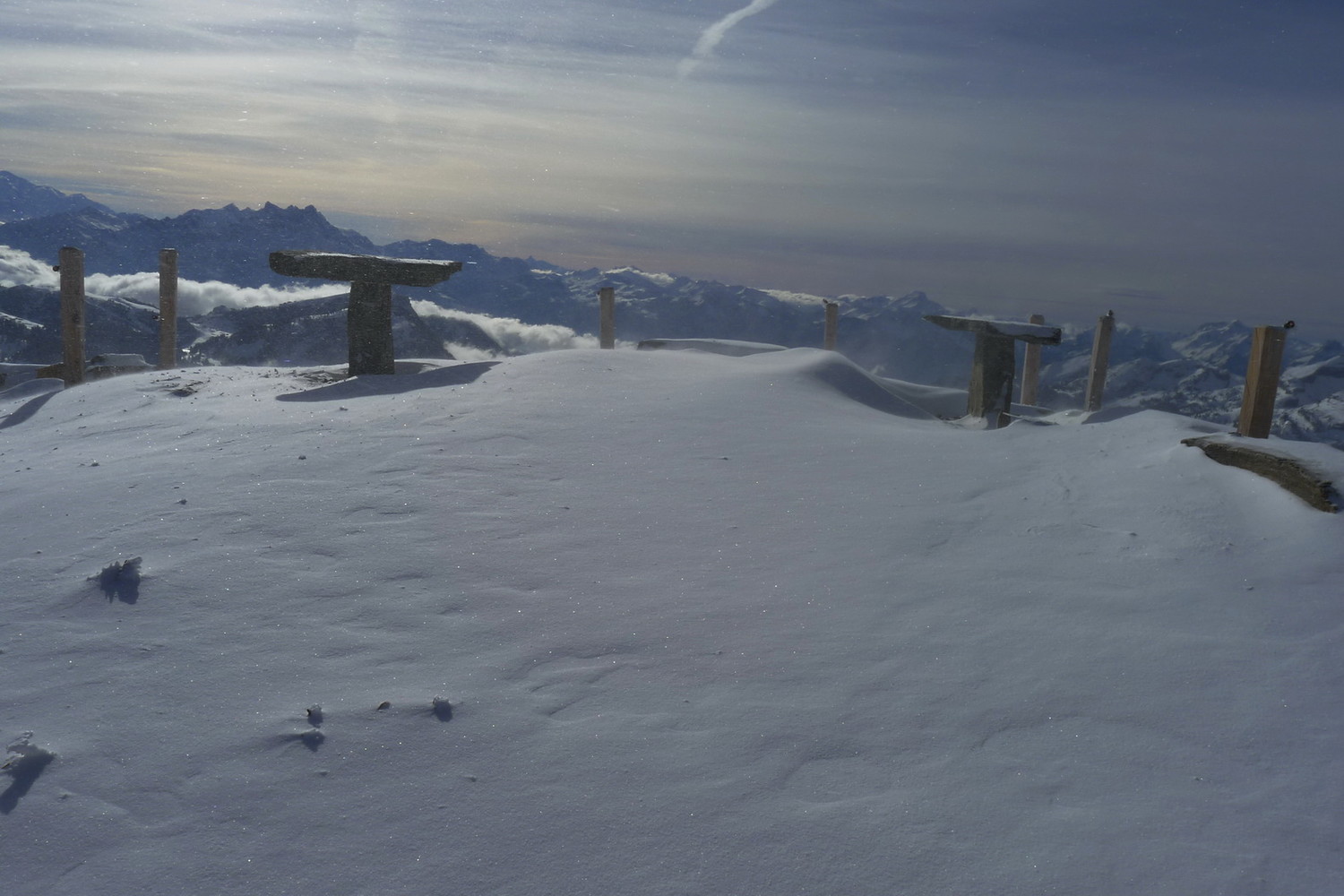 Le "nouveau" sommet avec les deux tables panoramiques sans les panoramas...