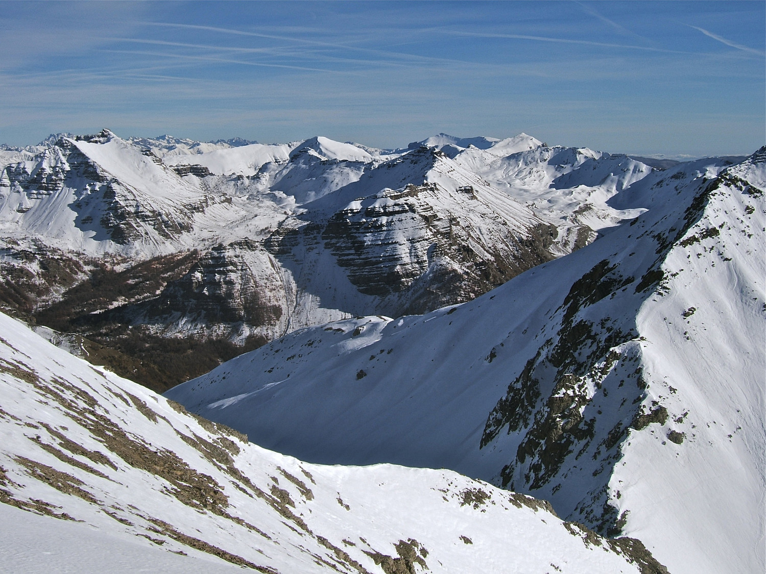 Vue sur le Col de la Pte Cayolle et son versant à l'ombre menant à la voiture. Mounier au loin.