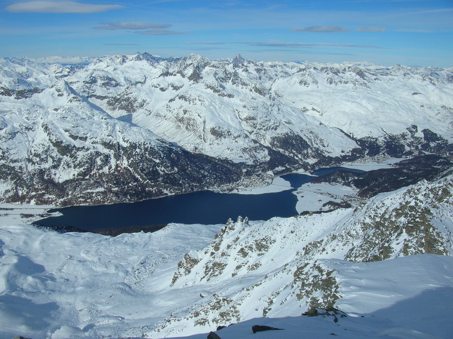 Contrasto acqua con neve
