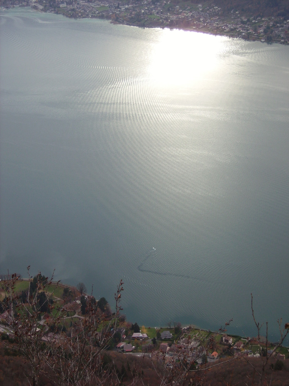 Sillage de Kelvin dans le soleil des eaux