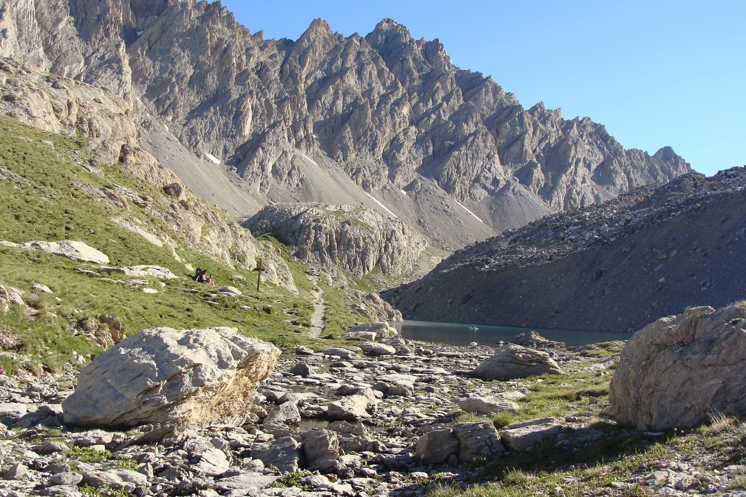 Aiguilles de Chambeyron en fond.