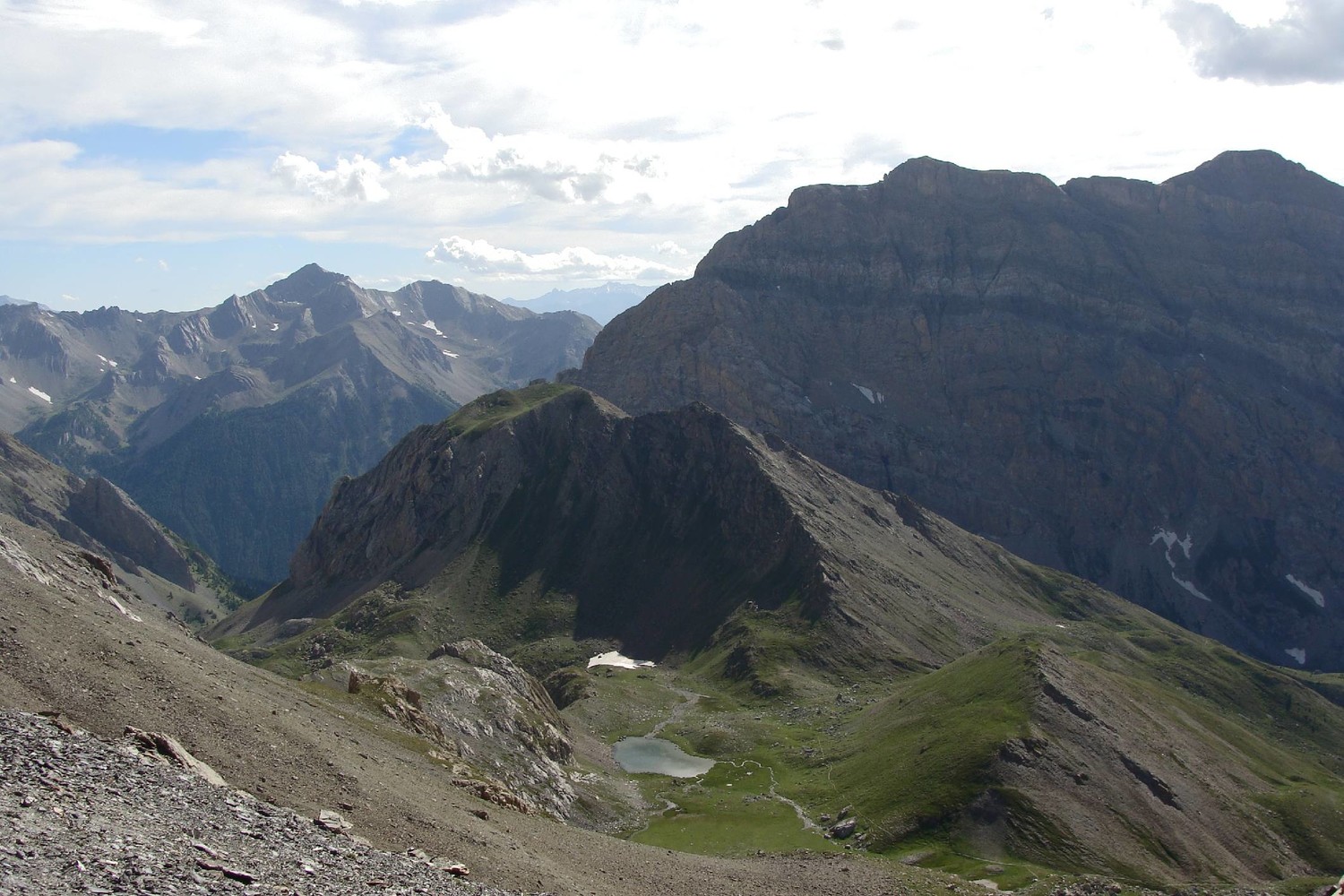Versant français du col de Stroppia et rocher de St Ours en fond
