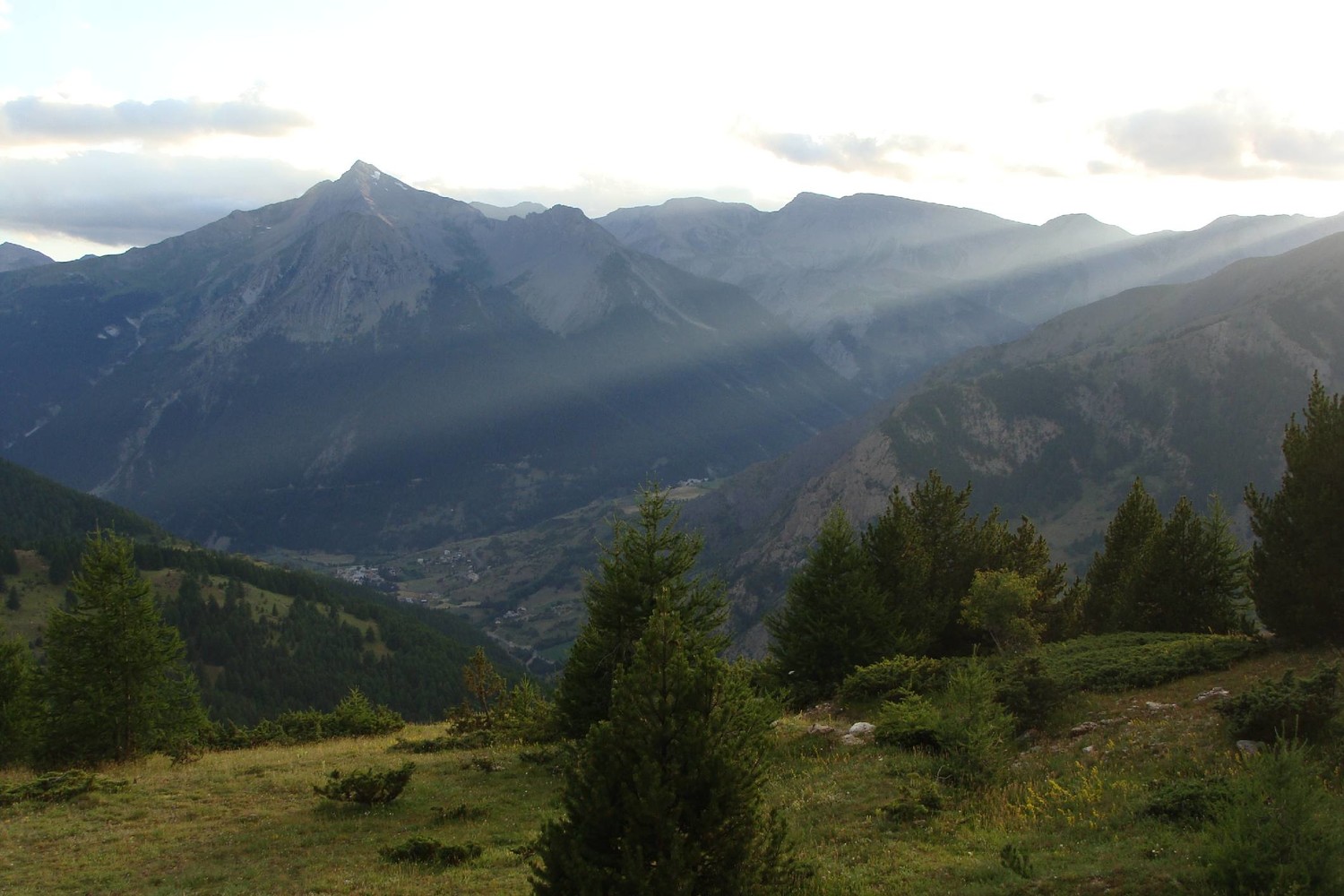 Rais de lumières sur la vallée de l'Ubaye