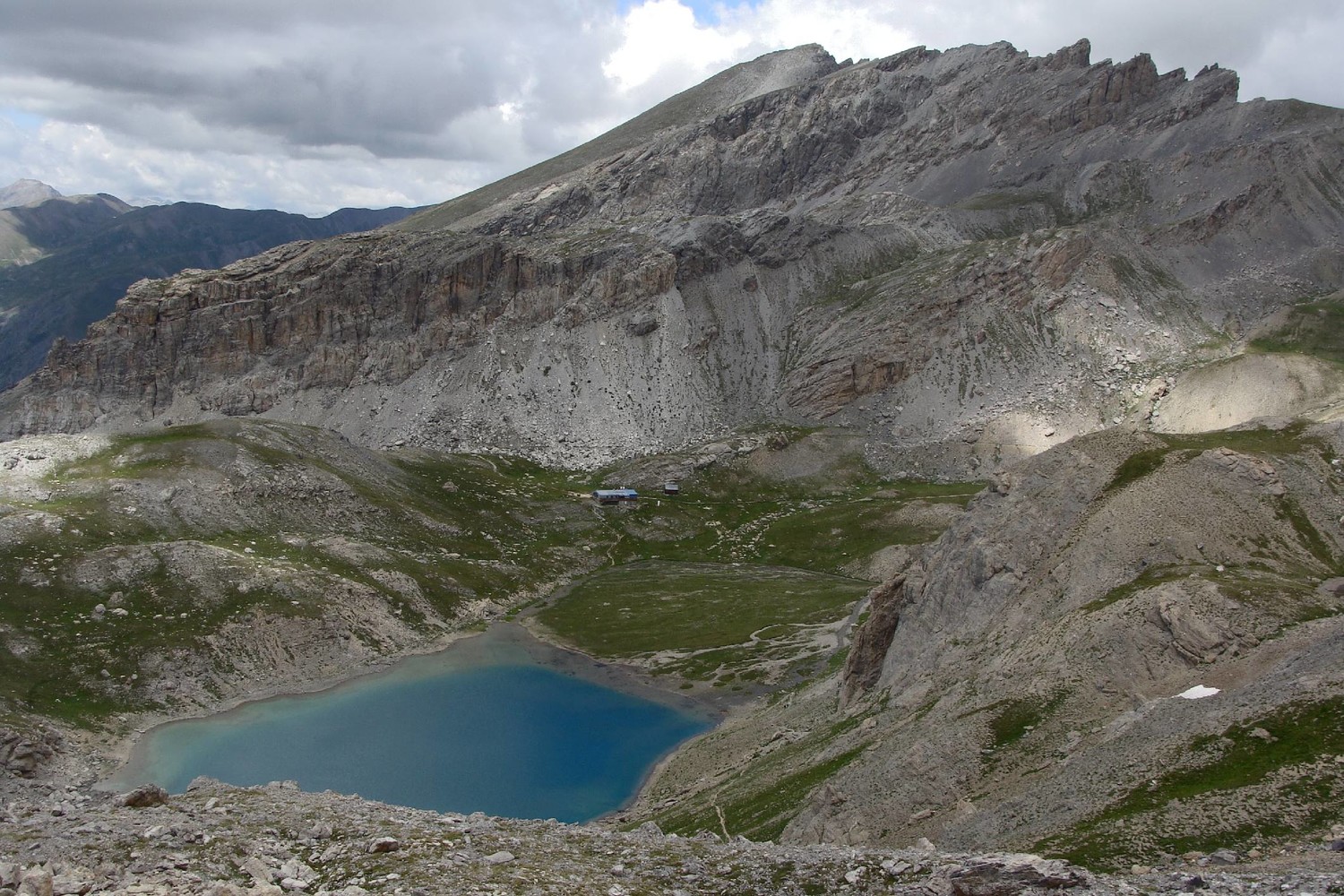 Lac Premier et refuge du Chambeyron vue de la Couletta