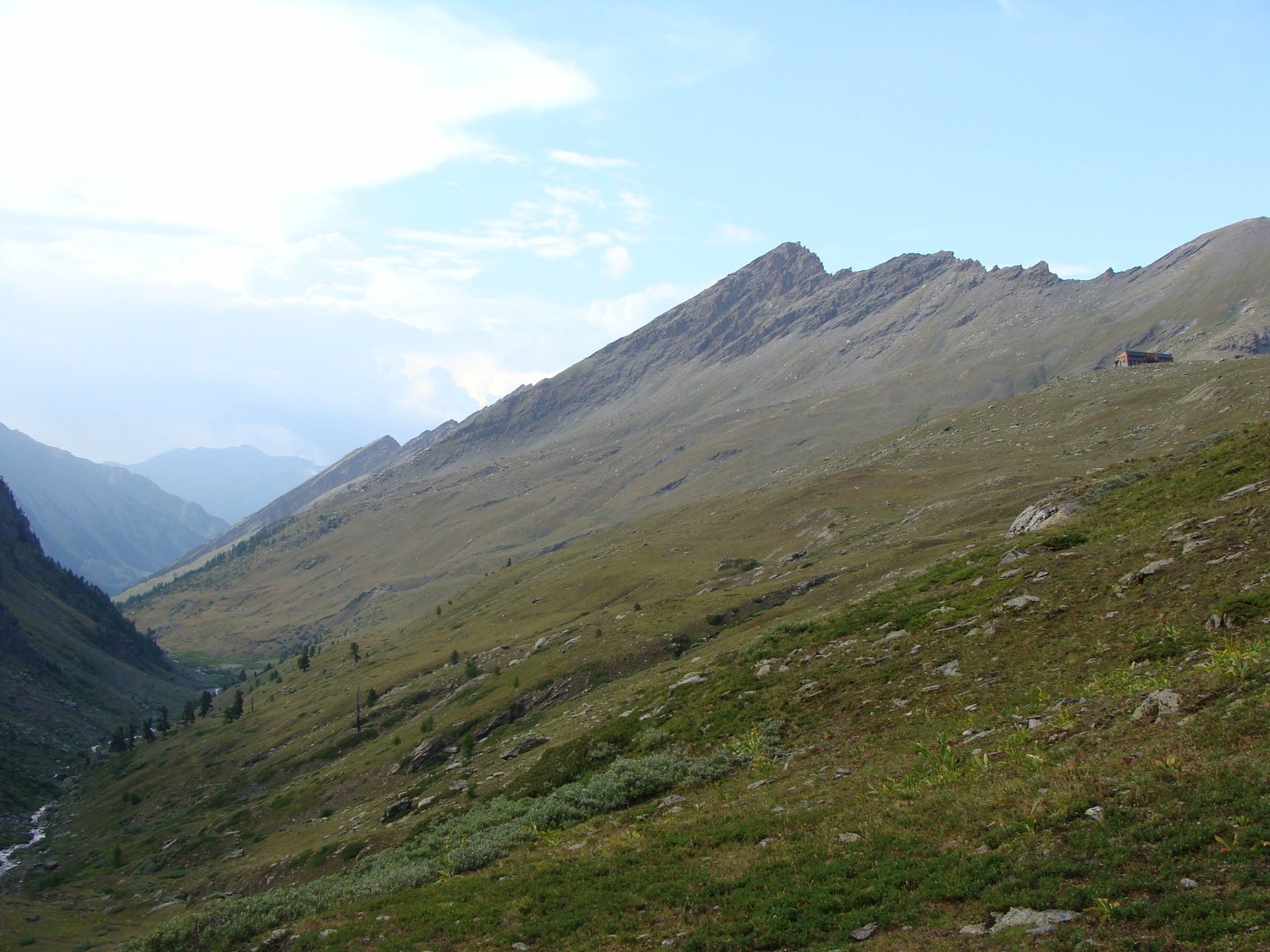 Le vallon qu'il faut suivre, en contrebas du refuge du Viso