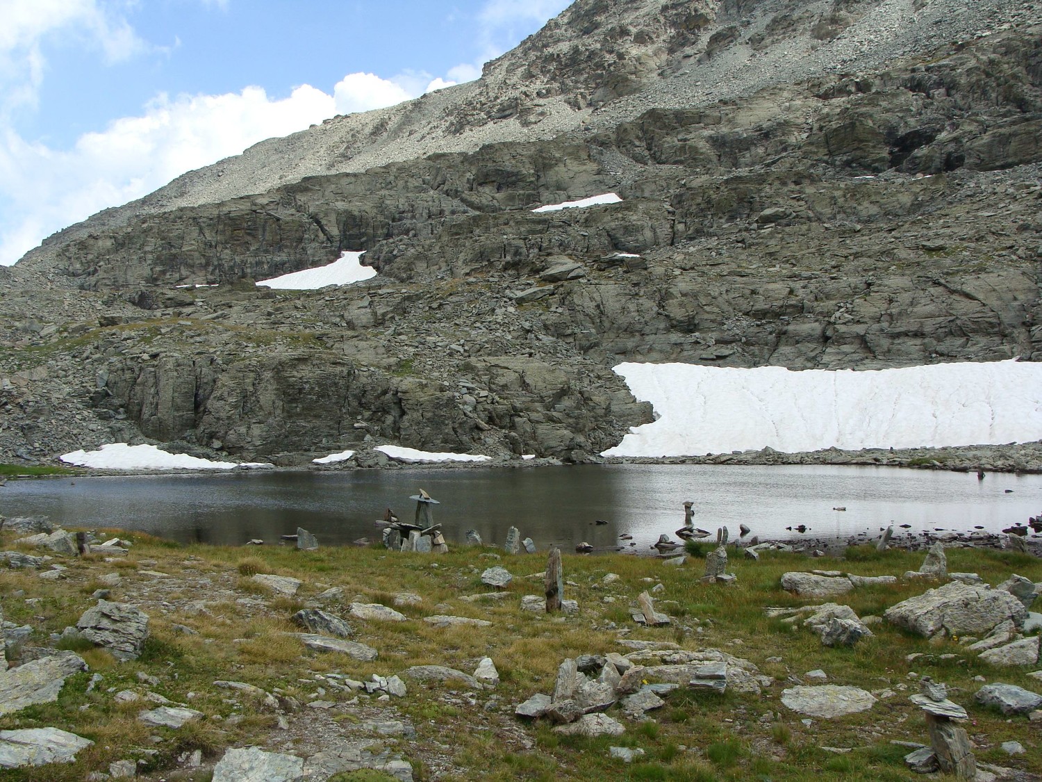 Le lac Bertin ?) et ses nombreux cairns