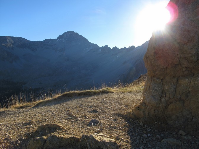 Vite arrivé au col Perdu, on découvre le versant ouest du Pic de Rochebrune
