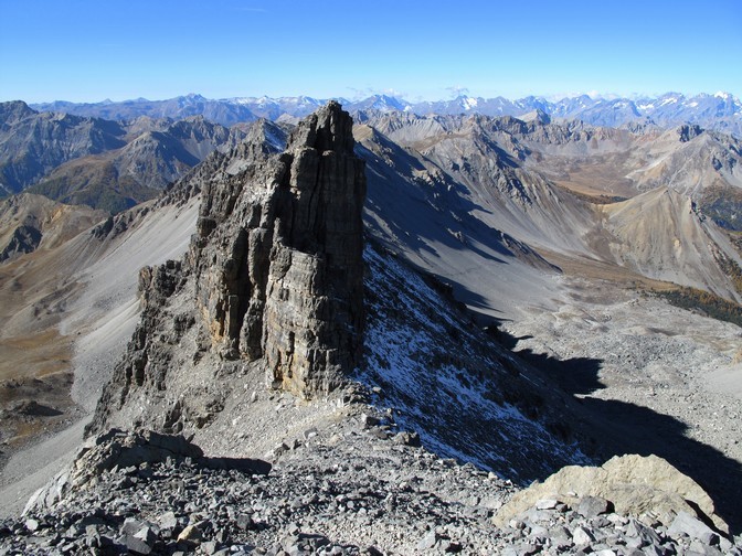 Au-dessus du col, la vue s'ouvre vers le massif des Ecrins