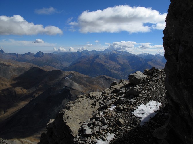Sous le sommet, une vire offre une vue exceptionnelle sur le Queyras