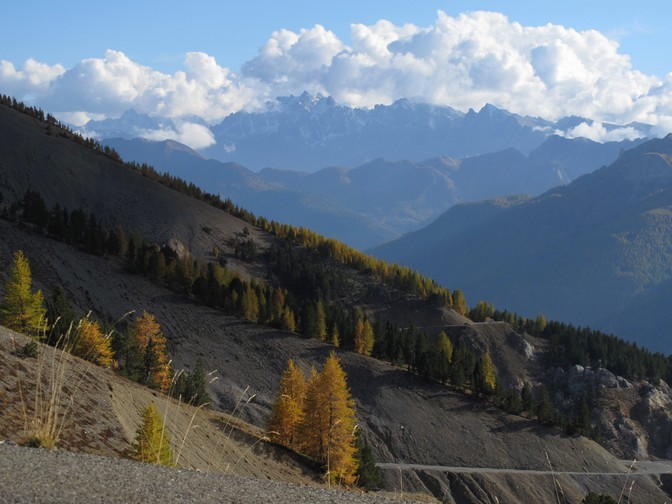 Depuis l'Izoard, on devine au loin les Pics de la Font Sancte