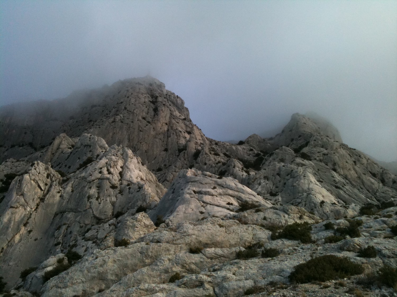 nuageux en haut...