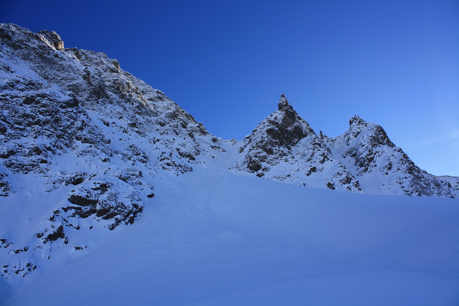 Le couloir N Occidental (à gauche) et la goulotte "Intimité" (à droite)