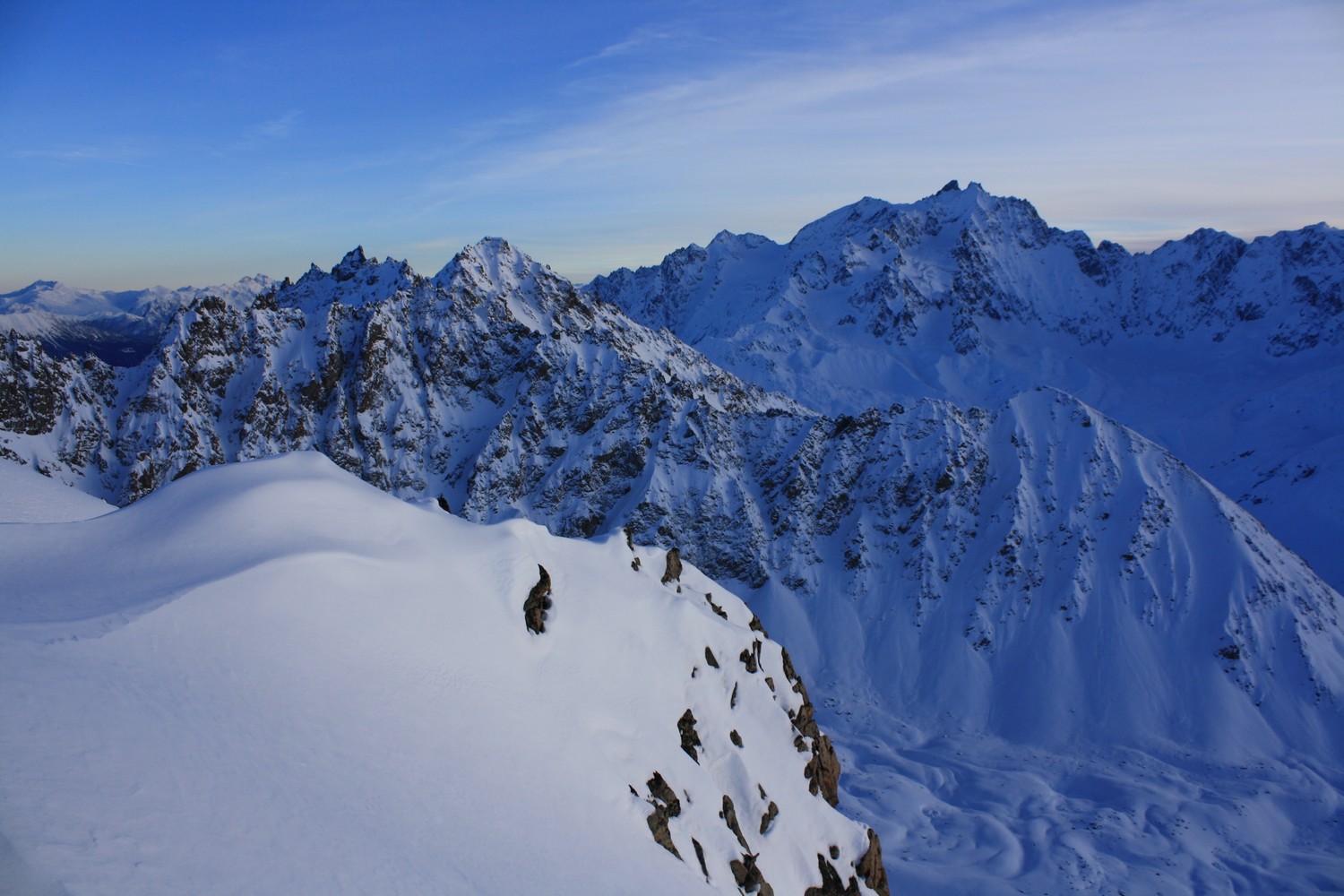 Du haut du couloir N Occidental, vers le SE et la Montagne des Agneaux