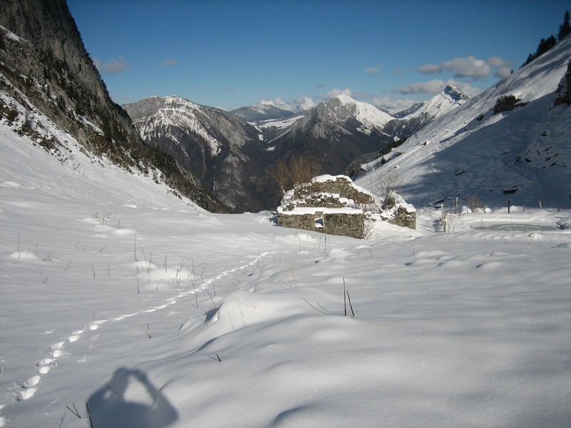 Ruines chalet de Chavonnay-Gallet avec Mt-Lachat de Thônes et Pointe de la Québlette