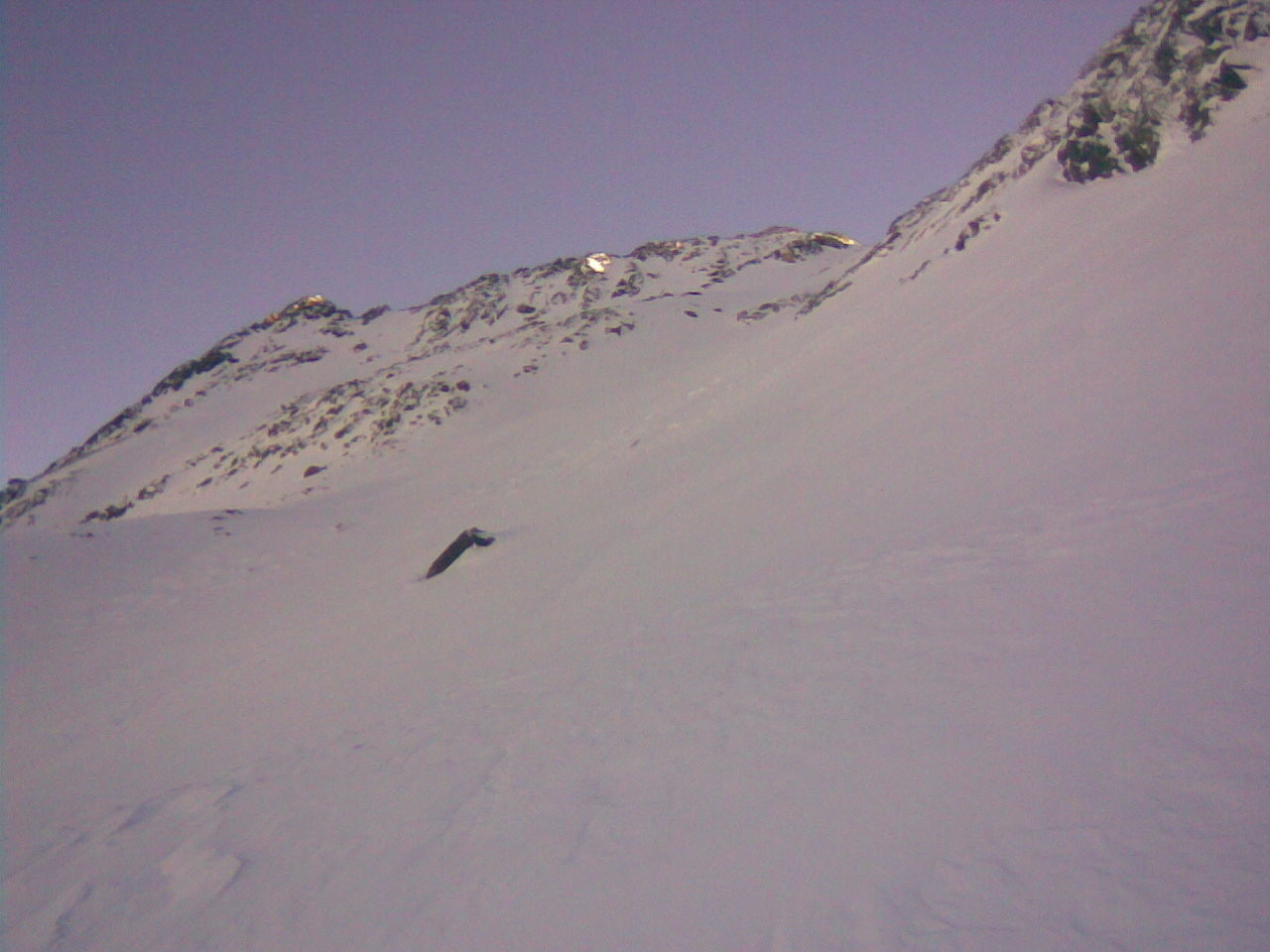 Petit matin frais sous le col, la neige est stable