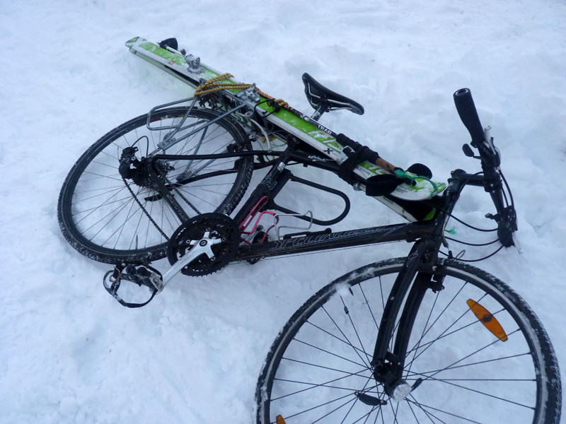 Chaussures de ski aux pieds et sac au dos, c'est parti pour la descente...