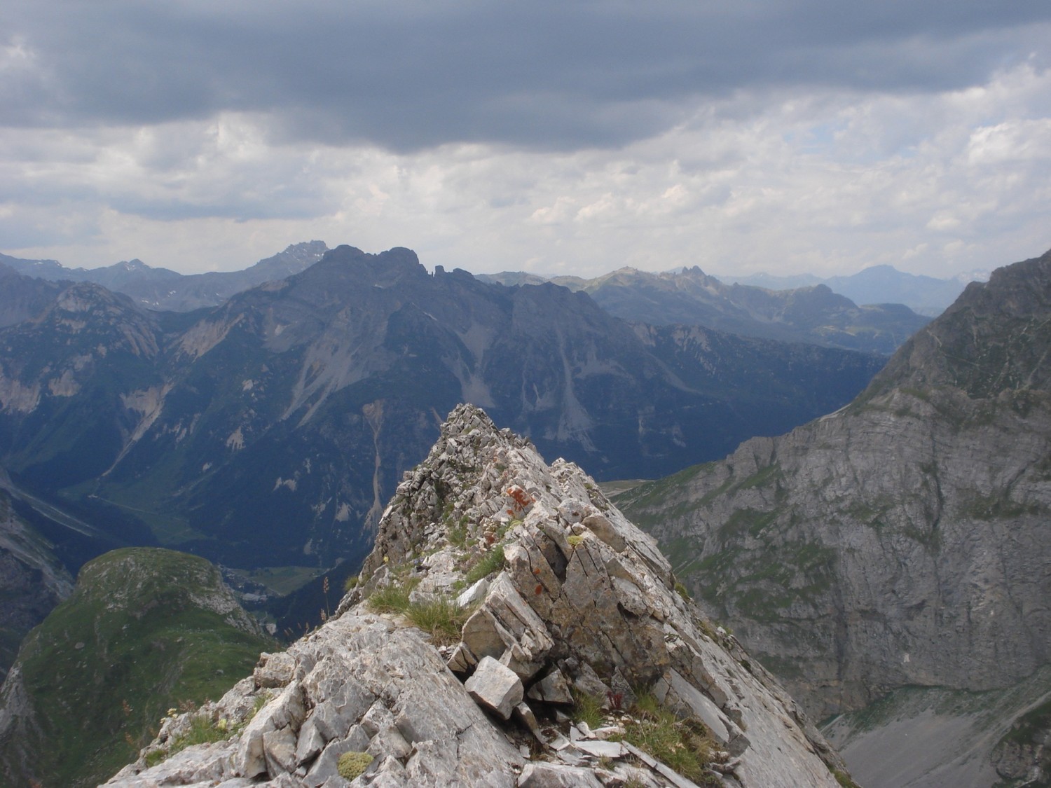 Sortie sur l'arête : l'orage menace sur les Dents de la Portetta...