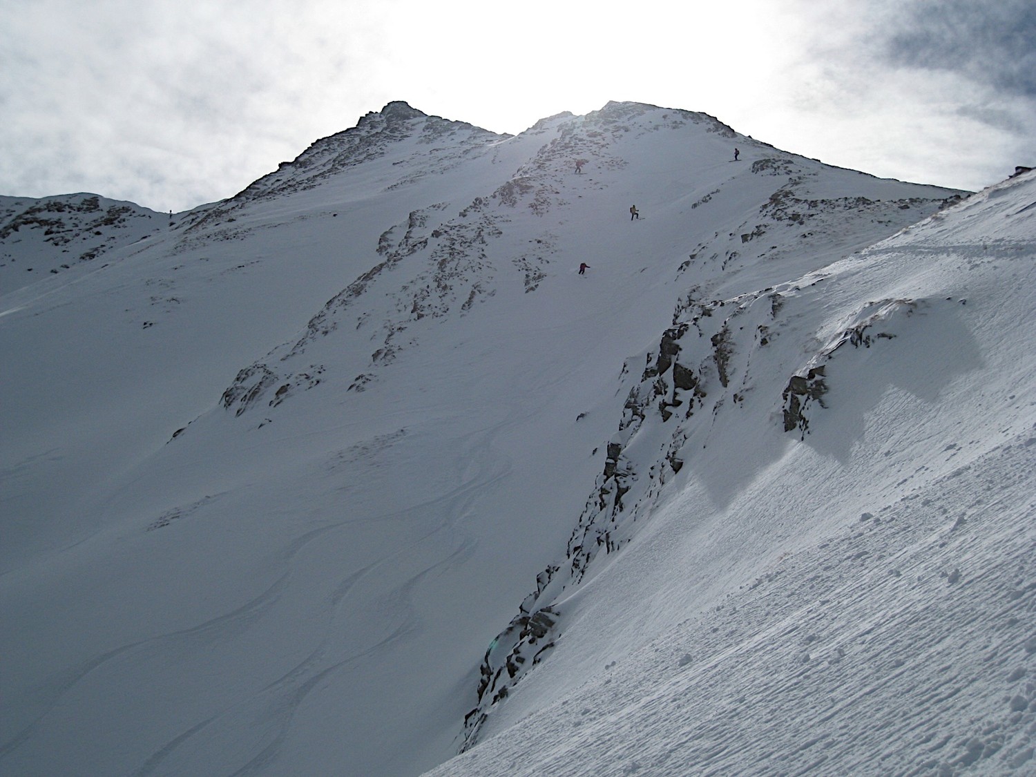 Le Pic de l'Aiguillette et nos prédécesseur dans la descente du col