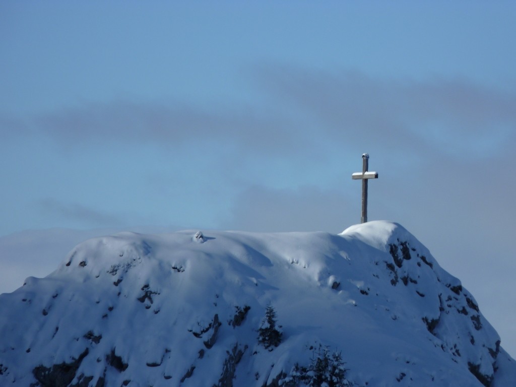 La croix au soleil et nous au froid!